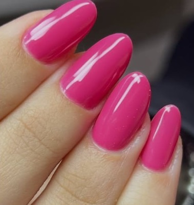 Unhas ovais magenta vibrante